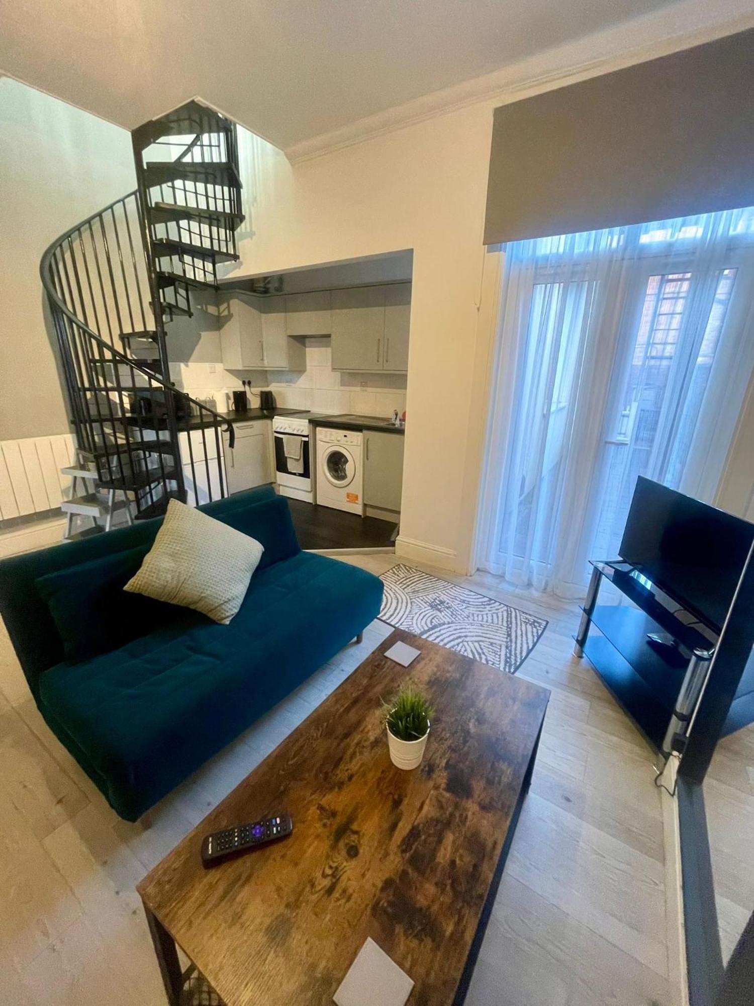 Self Contained 1 Bedroom Duplex * Leicester